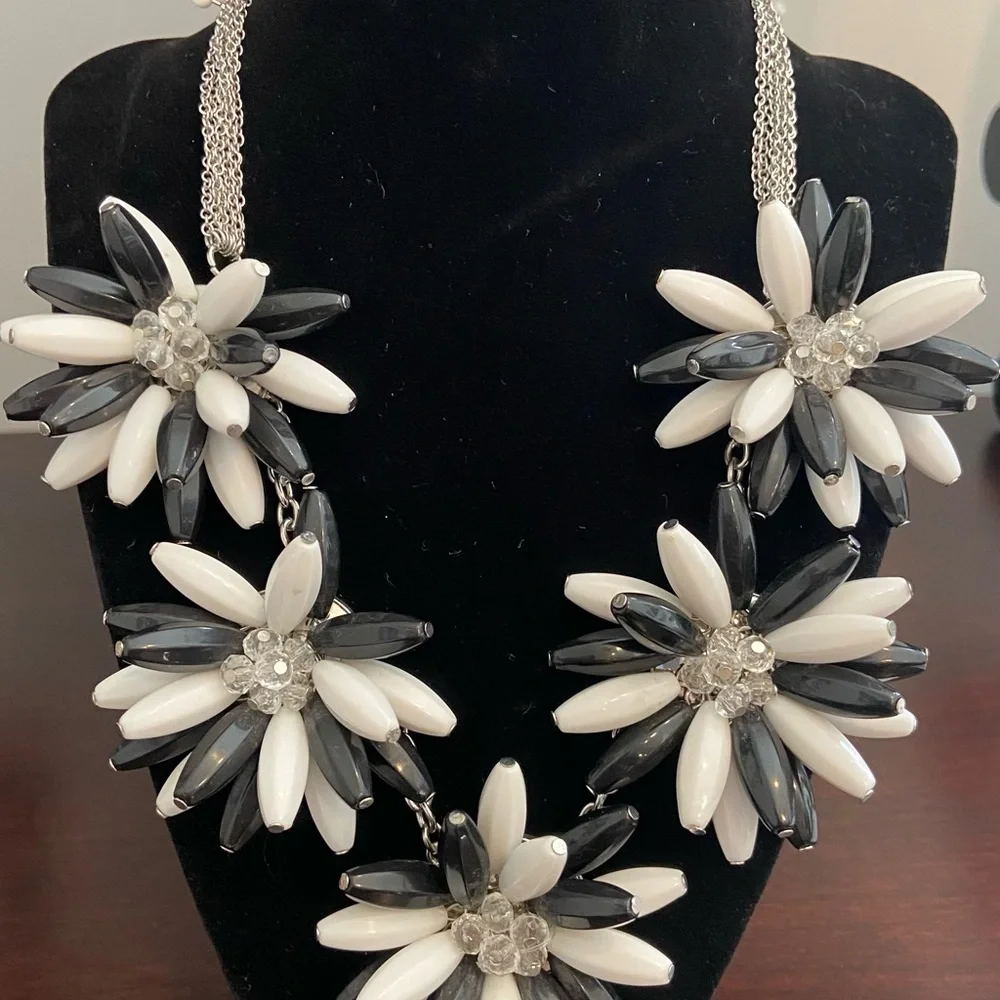 Exploding flower necklace - Picture 4 of 5